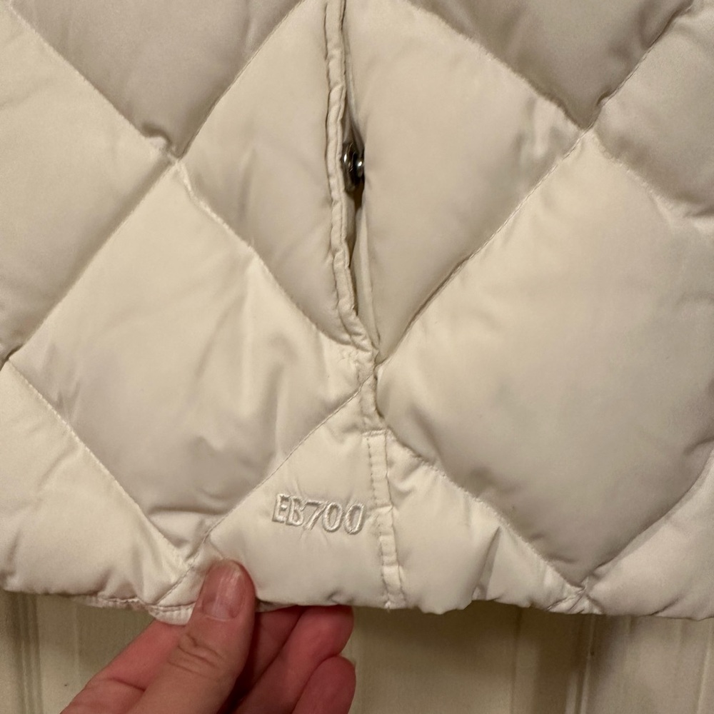 Women's White Quilted Vest - Picture 4 of 7